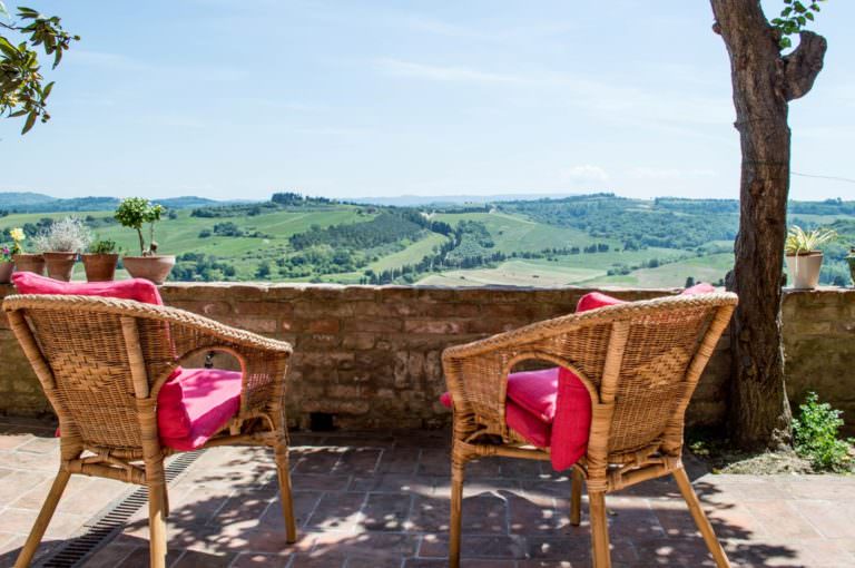 Casetta panoramica con giardino e terrazza in borgo medievale toscano